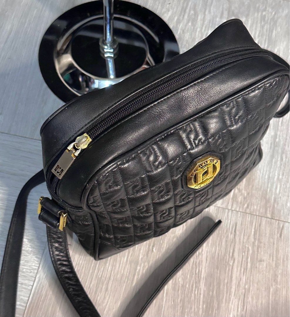 Camera style Renoma paris (Category: Luxury Bags & Wallets) located in Manila. Submitted by dreamshineshop (Listing ID 1334864509, Image 3). Description: 𝑹𝑬𝑵𝑶𝑴𝑨 𝘽𝙧𝙖𝙣𝙙 𝖢𝖺𝗆𝖾𝗋𝖺 𝖼𝗋𝗈𝗌𝗌𝖻𝗈𝖽𝗒 𝗌𝗍𝗒𝗅𝖾 -Made in Korea -The brand is origin Paris, france -Authentic 100% -Camera bag semi medium | Adjustable sling | gold hardwares and ingrade brand | Pure leather. -Zipper closure | hologram main compartment | zipper pocket, plate br