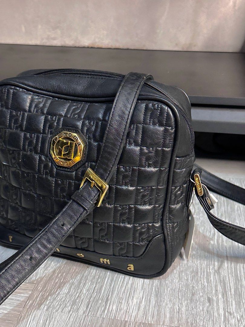 Camera style Renoma paris (Category: Luxury Bags & Wallets) located in Manila. Submitted by dreamshineshop (Listing ID 1334864509, Image 2). Description: 𝑹𝑬𝑵𝑶𝑴𝑨 𝘽𝙧𝙖𝙣𝙙 𝖢𝖺𝗆𝖾𝗋𝖺 𝖼𝗋𝗈𝗌𝗌𝖻𝗈𝖽𝗒 𝗌𝗍𝗒𝗅𝖾 -Made in Korea -The brand is origin Paris, france -Authentic 100% -Camera bag semi medium | Adjustable sling | gold hardwares and ingrade brand | Pure leather. -Zipper closure | hologram main compartment | zipper pocket, plate br