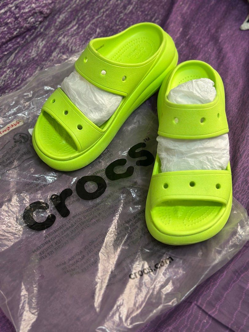 Crocs Classic Crush (Category: Flats & Sandals) located in Manila. Submitted by nikkeideclutter (Listing ID 1334794455, Image 2). Description: Ueed once W8.