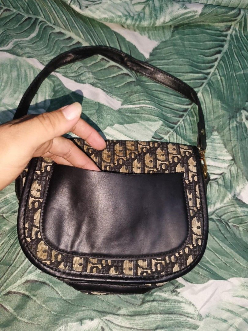 Dior handbag/kili bag (Category: Luxury Bags & Wallets) located in Polomolok. Submitted by instajunk.ph (Listing ID 1334895103, Image 2). Description: Dior hand bag/kili bag 9width x 7 length Changeable strap ( if you change it with a longer one you can make it a sling bag ) Issue on its lock ( zoom picture ) Still useable and presentable 680php+sf.