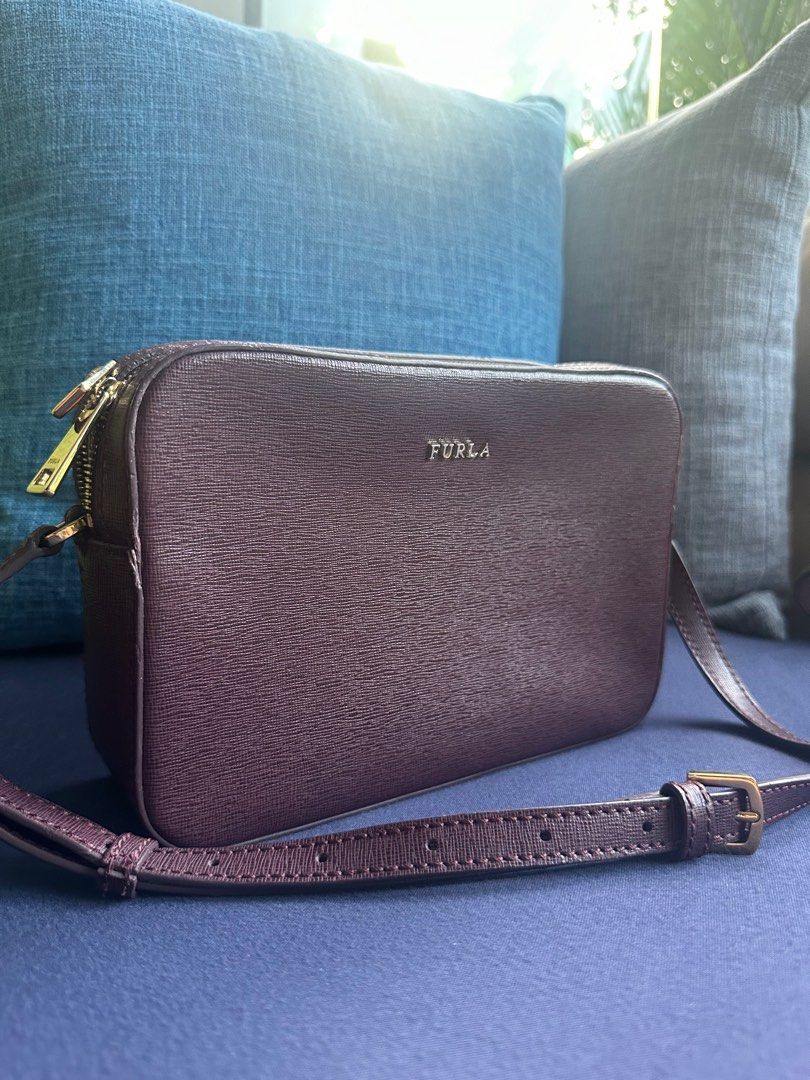 Furla Double Zip Crossbody Leather Bag (Category: Luxury Bags & Wallets) located in Makati City. Submitted by kobeskorner (Listing ID 1334762209, Image 2). Description: Preloved Furla Double Zip Leather Bag Has minor signs of wear, but well-maintained No dust bag.