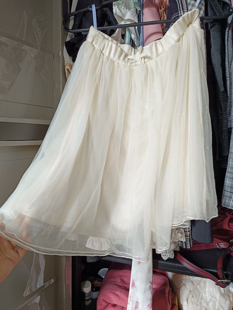 GRL Cream Tule Skirt (Category: Skirts) located in Abulug. Submitted by lowrain22 (Listing ID 1334757014, Image 1). Description: fits S-M has a few runs on the front pero not noticeable sa malayo.