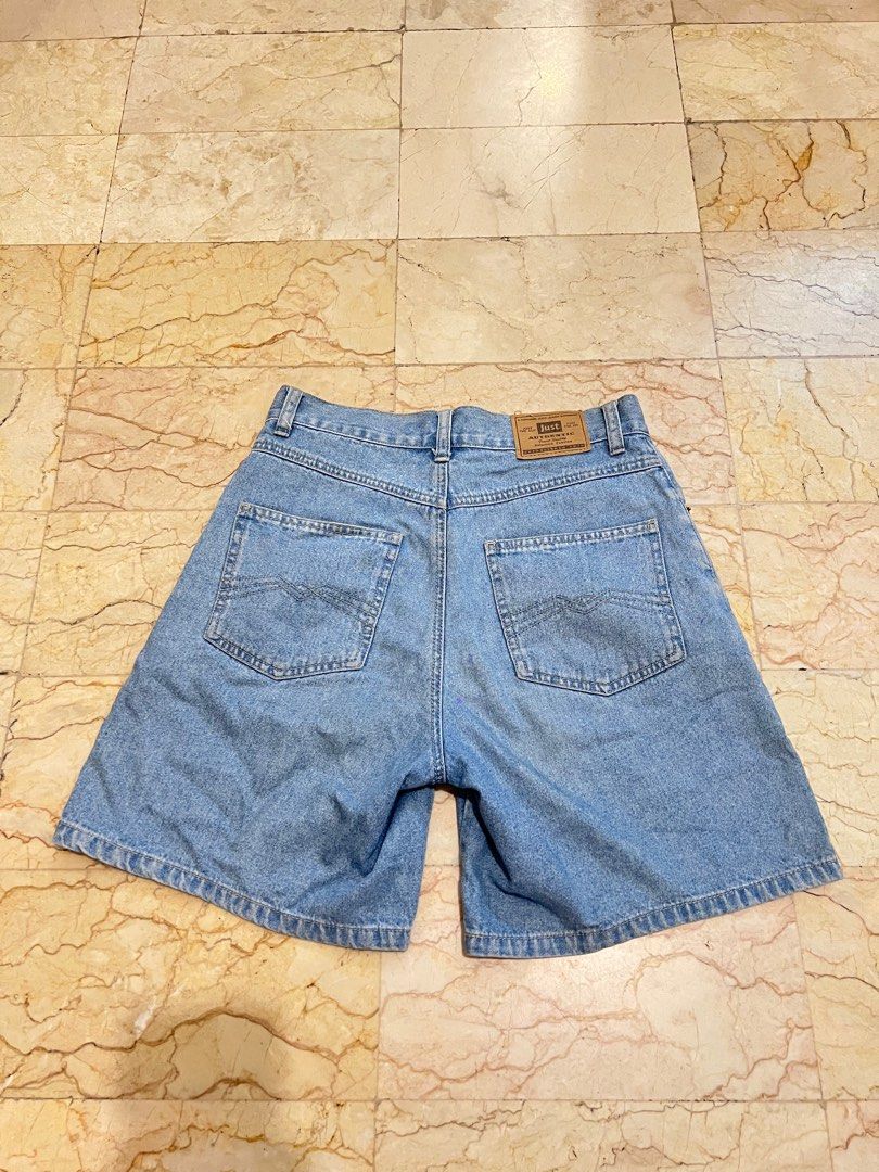Highwaist Mom Shorts (Category: Shorts) located in Pasig City. Submitted by bbcage (Listing ID 1334880258, Image 2). Description: Waistline - 28 inches Rise - 11 inches model’s height is 5’1.