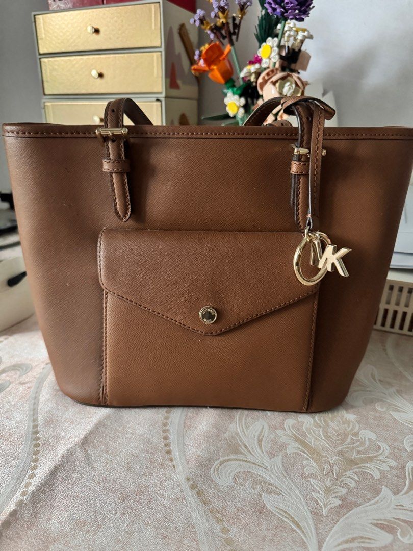 Jet set medium snap pocket tote top