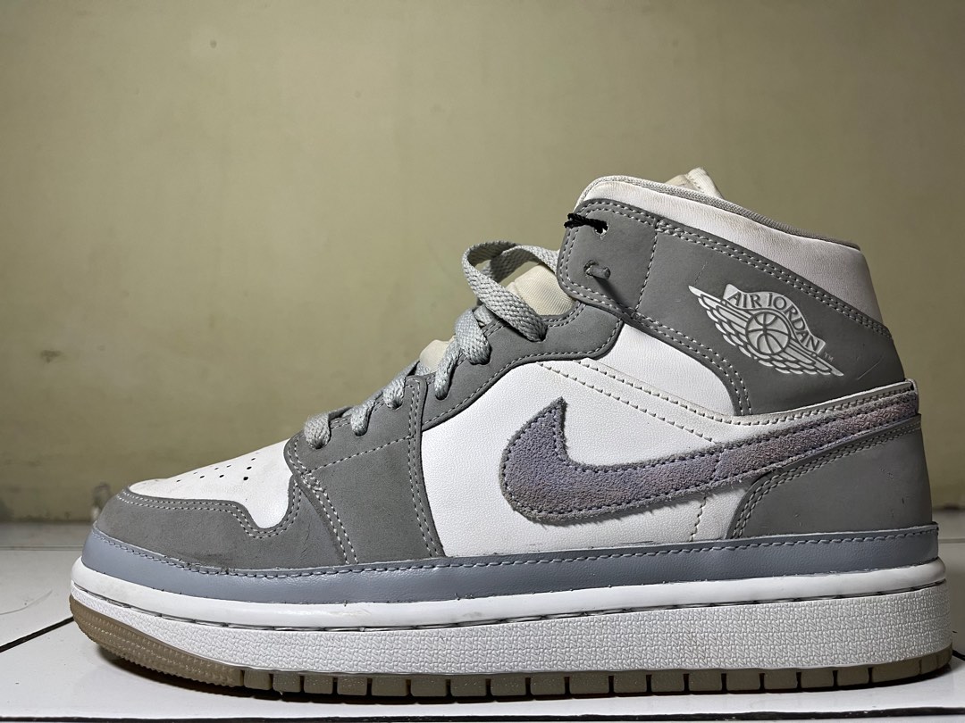 Nike air jordan mid wolf grey, Fesyen Pria, Sepatu Sneakers di