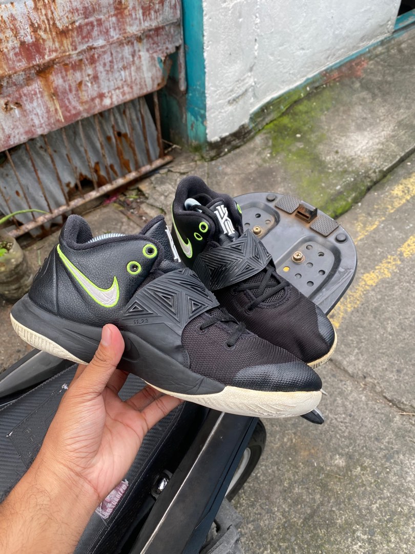 Kyrie flytrap triple black store