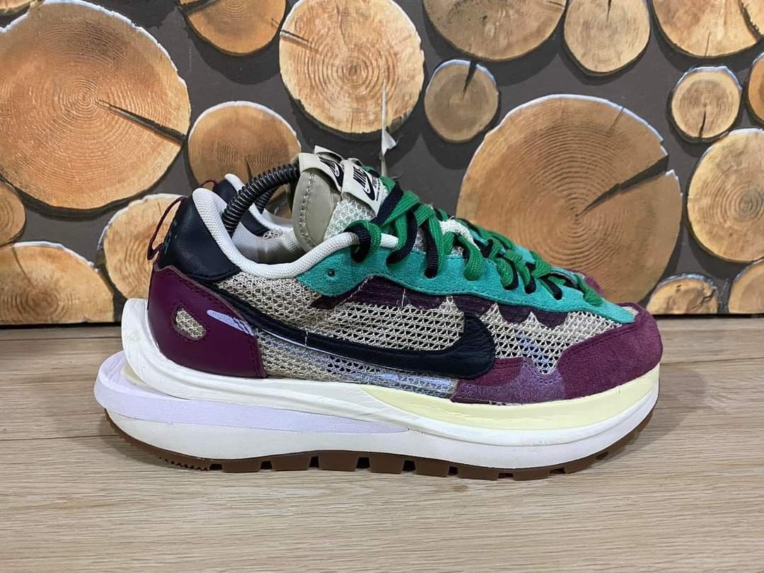 Nike sacai vaporwaffle villain red, Fesyen Pria, Sepatu Sneakers