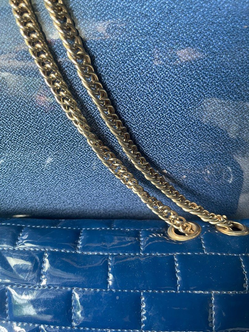 Patent 2-way Bag (Category: Shoulder Bags) located in Quezon City. Submitted by geuse (Listing ID 1334755049, Image 2). Description: Patent, med-large size Spacious, chains in good condition Small flaw inside on one side of the flap (check last pic) Only P380 Loc. Tandang Sora, QC Gcash Lalamove/J&T delivery.