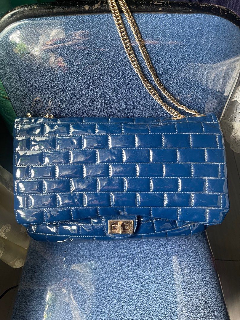Patent 2-way Bag (Category: Shoulder Bags) located in Quezon City. Submitted by geuse (Listing ID 1334755049, Image 1). Description: Patent, med-large size Spacious, chains in good condition Small flaw inside on one side of the flap (check last pic) Only P380 Loc. Tandang Sora, QC Gcash Lalamove/J&T delivery.