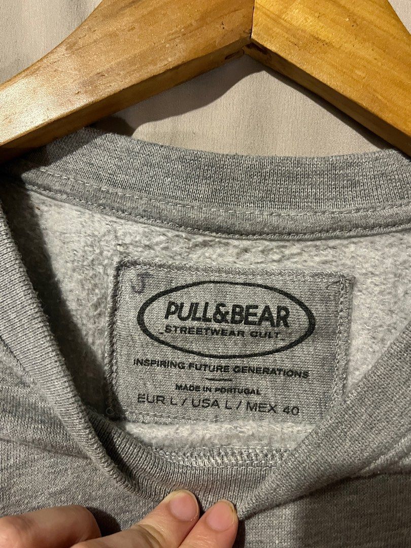 Pull & Bear Men’s Sweater (Category: Hoodies) located in Manila. Submitted by preloved.byela (Listing ID 1334839408, Image 3). Description: - Original - Brand: Pull & Bear - Size: Large (L) - Heavily used, slight stains and scratches - Payment thru Gcash.