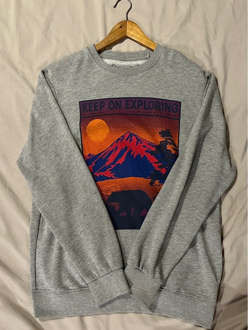 Pull & Bear Men’s Sweater (Category: Hoodies) located in Manila. Submitted by preloved.byela (Listing ID 1334839408, Image 2). Description: - Original - Brand: Pull & Bear - Size: Large (L) - Heavily used, slight stains and scratches - Payment thru Gcash.