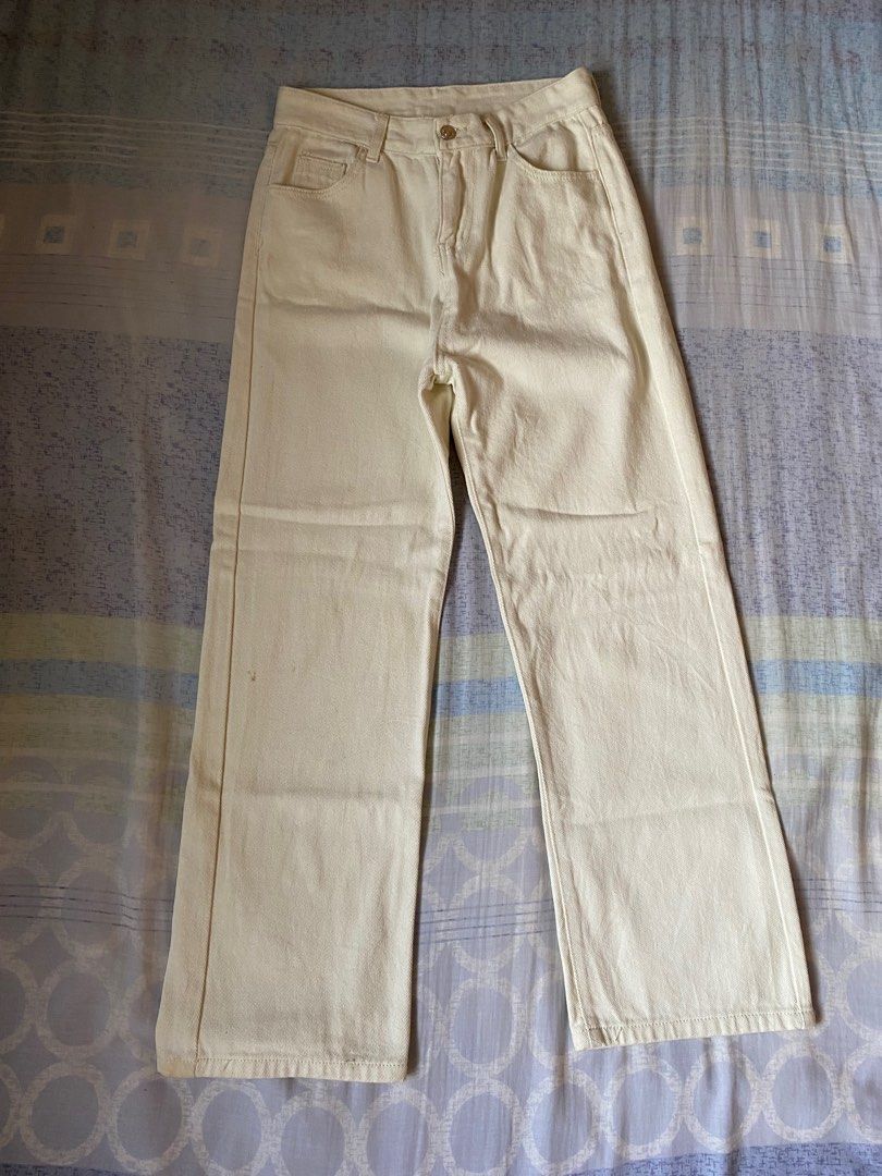 baggy jeans offwhite/cream (Category: Jeans) located in Manila. Submitted by _travisscott (Listing ID 1334797753, Image 1). Description: random jeans (offwhite/cream) waist- 29 inch length- 39.5 inch leg opening- 9 inch.