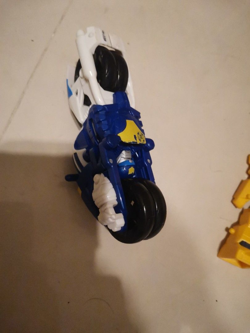 Transformers (Category: Toy Figures) located in Singapore. Submitted by fiercestorm.daf3f1 (Listing ID 1334846688, Image 3). Description: The yellow one is $2 The blue one is $4.