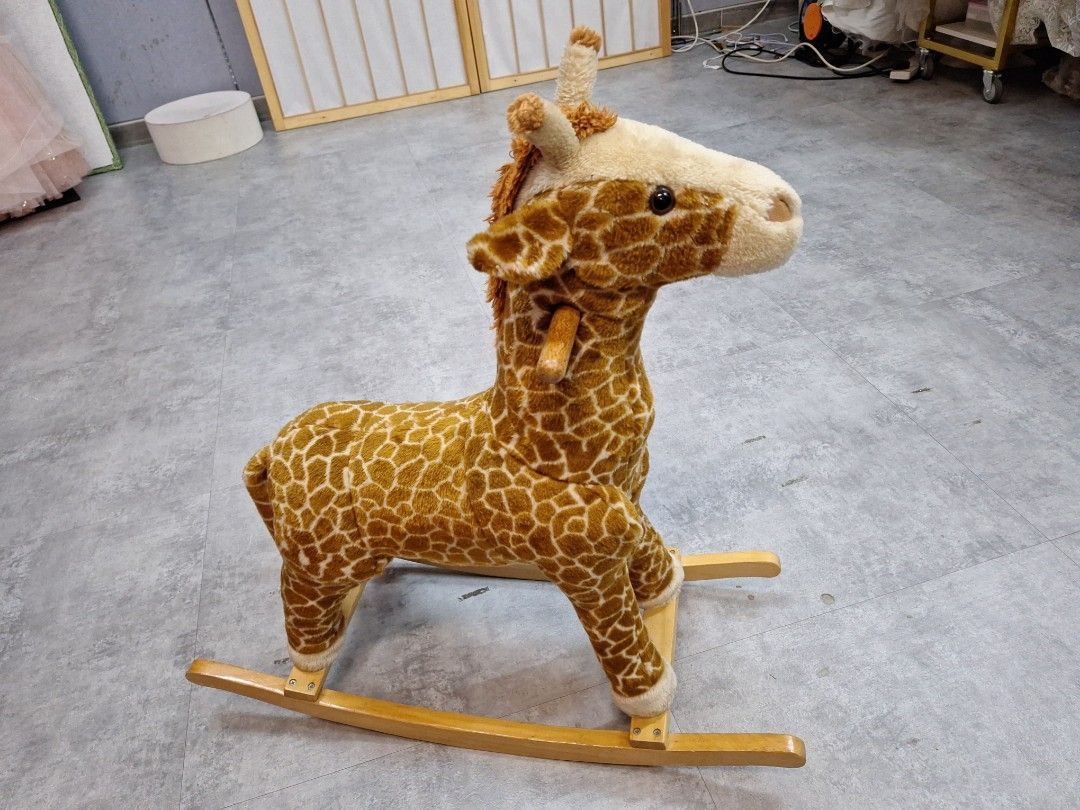搖搖木馬 （分類：嬰兒玩具）位於 Hong Kong。 由 sandywws 提交（商品編號 1335041234，圖片 3）。簡介： 兒童搖搖馬玩具。長約29吋，高約28吋。11月17日起至11月26日前華達工業中心自取。。
