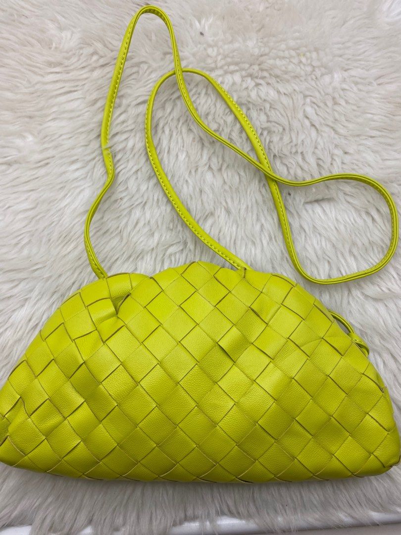 BOTTEGA VENETTA SLING BAG😍😍 (Category: Luxury Bags & Wallets) located in Bacolod City. Submitted by chuchaystuffs (Listing ID 1334904582, Image 2). Description: 100k ang orig price nito ❤️Sooo Ganda 😍dkopa napapcheck parang orig po kc sya pro self authentication nlng po . Iba kc stamp at code nya 😍looks orig and ang Bango ng material . .