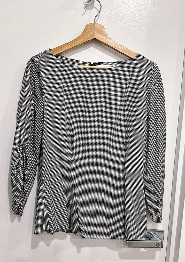 BNWT Country Road Cinched Waist Top Size8 Black White Houndstooth 3/4 Ruched Sleeve (Category: Women's Clothes) located in Miranda. Submitted by abbie.corner (Listing ID 1334946457, Image 1). Description: Country Road Cinched Waist Blouse Top Size 8 Black White Houndstooth Print 3/4 Ruched Sleeve. Round neckline Zip closure at back 3/4 ruched sleeve Cinched waist Stretch cotton blend fabric, lightweight.