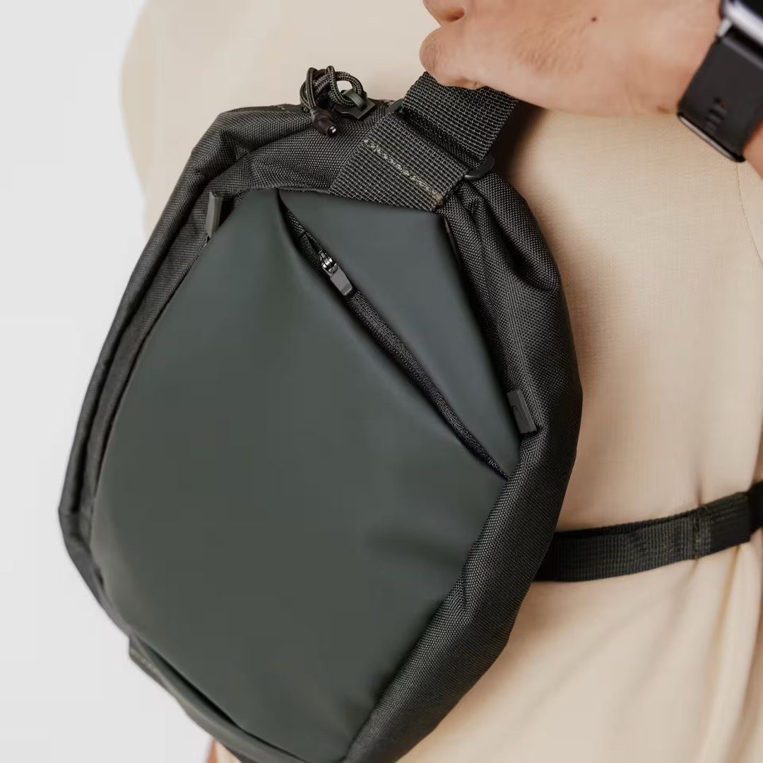 Decathlon Sports Messenger Bag (Black), Men's Fashion, Bags, Sling