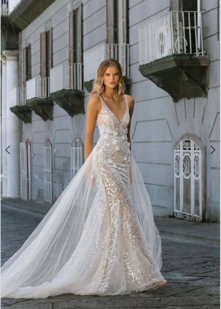 Designer Wedding Gown （分類：晚裝）位於 Hong Kong。 由 fongsta 提交（商品編號 1334902722，圖片 2）。簡介： Only wore once for pre-wedding photoshoot! Selling my beautiful pre-wedding dress. I am 160cm. 32”/27”/38” 。