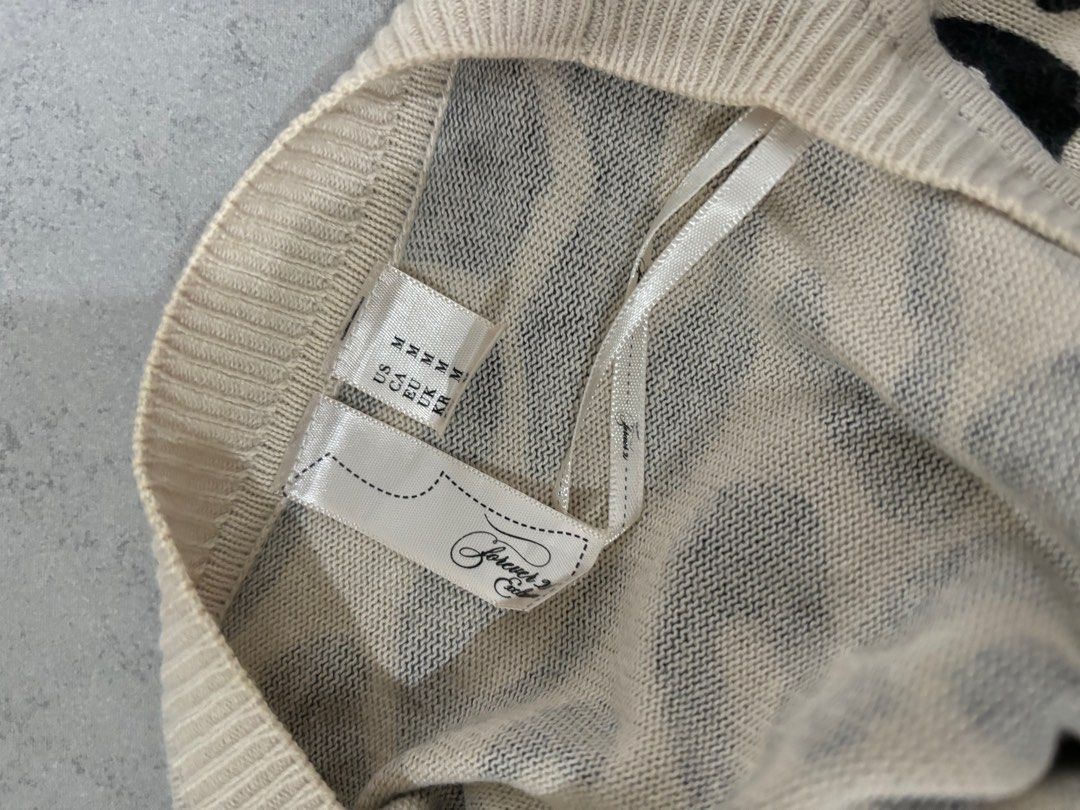 FOREVER 21 (MEDIUM) CHEETAH SWEATER (Category: Longsleeves) located in Antipolo. Submitted by mdmeanders (Listing ID 1335009857, Image 2). Description: ~ SHIPPING: Buyers are welcome to arrange their own courier for shipping. ~ PAYMENT: GCASH / BPI QR CODE ~ LOCATION PICK UP:📍ANTIPOLO OR MANDALUYONG.