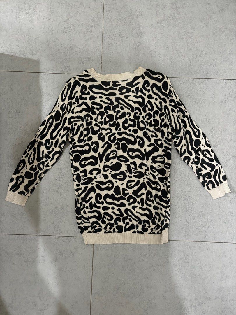 FOREVER 21 (MEDIUM) CHEETAH SWEATER (Category: Longsleeves) located in Antipolo. Submitted by mdmeanders (Listing ID 1335009857, Image 3). Description: ~ SHIPPING: Buyers are welcome to arrange their own courier for shipping. ~ PAYMENT: GCASH / BPI QR CODE ~ LOCATION PICK UP:📍ANTIPOLO OR MANDALUYONG.
