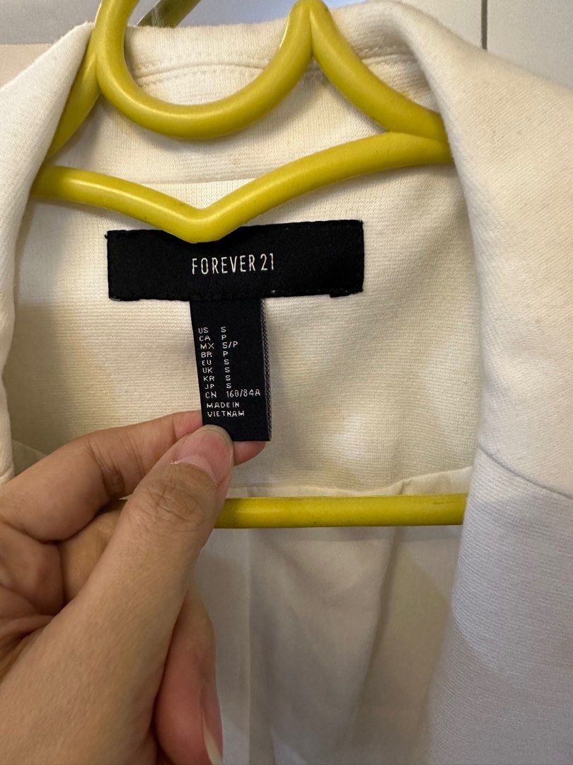 Forever 21 White Coat Women s Fashion Coats Jackets and Outerwear on Carousell