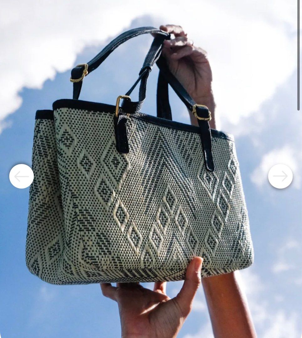 Halohalo Black Mini Trabaho Twist (Category: Shoulder Bags) located in Manila. Submitted by waldorf024 (Listing ID 1334905877, Image 2). Description: Good as new Used twice only ~Hard to let go but have to declutter!!.
