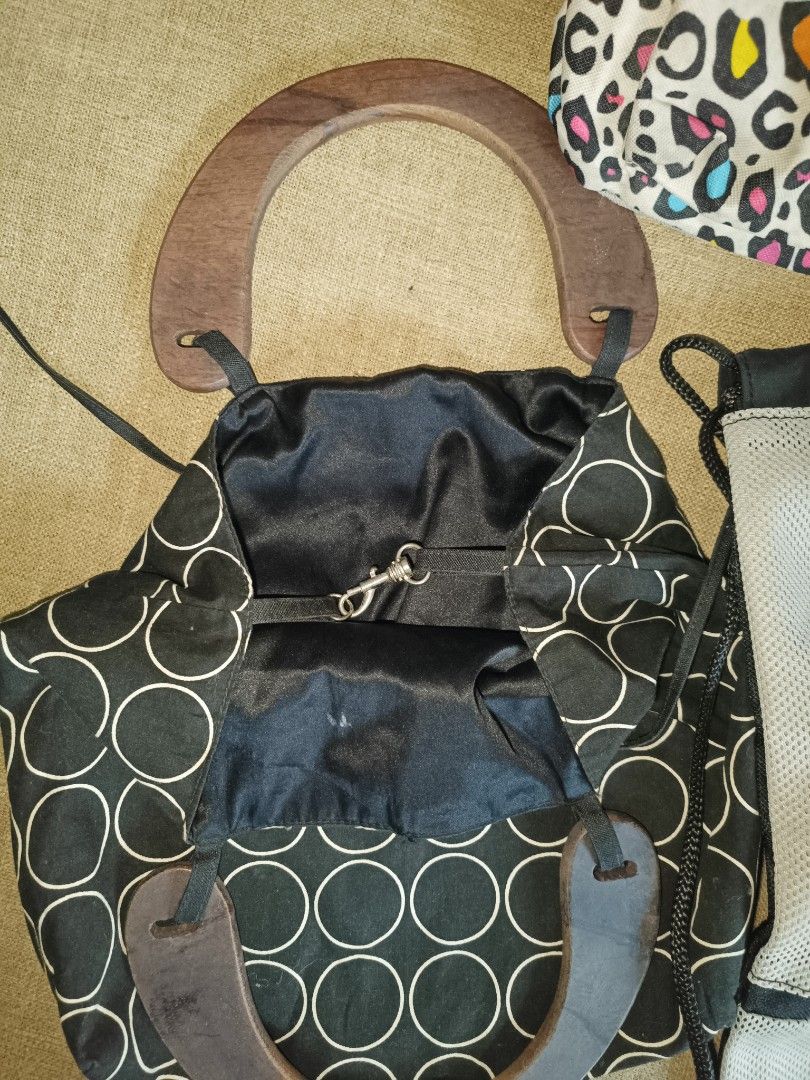 Hand bag with wooden handle reversible (Category: Purses & Pouches) located in Imus. Submitted by cmp888 (Listing ID 1334900645, Image 2). Description: decluttering needs space pm for more info.