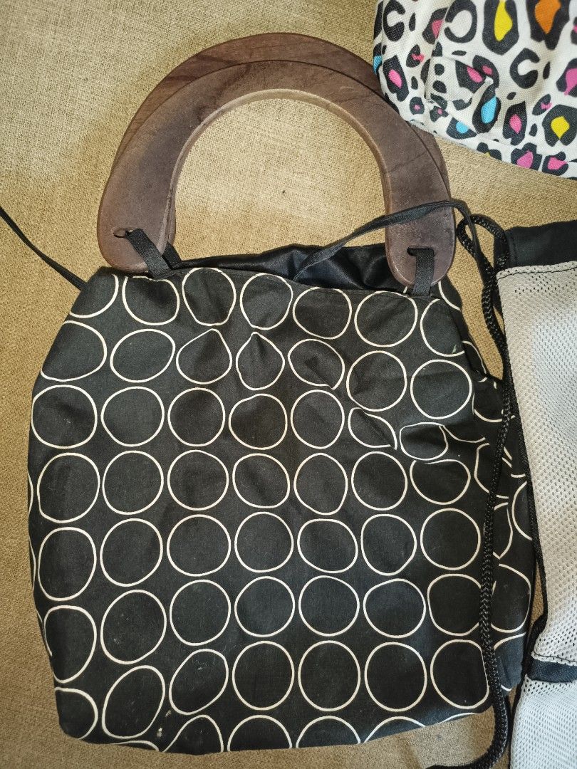 Hand bag with wooden handle reversible (Category: Purses & Pouches) located in Imus. Submitted by cmp888 (Listing ID 1334900645, Image 1). Description: decluttering needs space pm for more info.