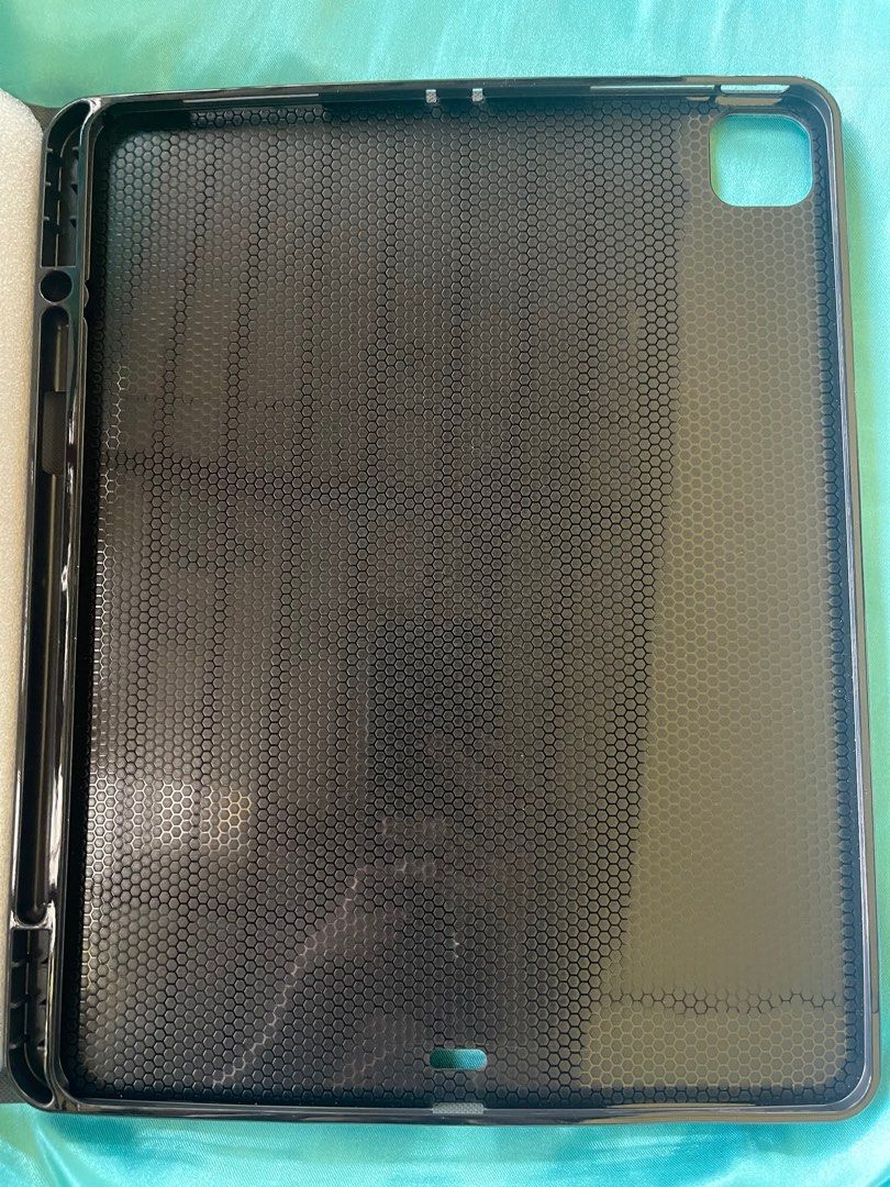 iPad Pro 11” Case (Category: Cases & Sleeves) located in Cabugao. Submitted by ayelilith (Listing ID 1334939518, Image 2). Description: .