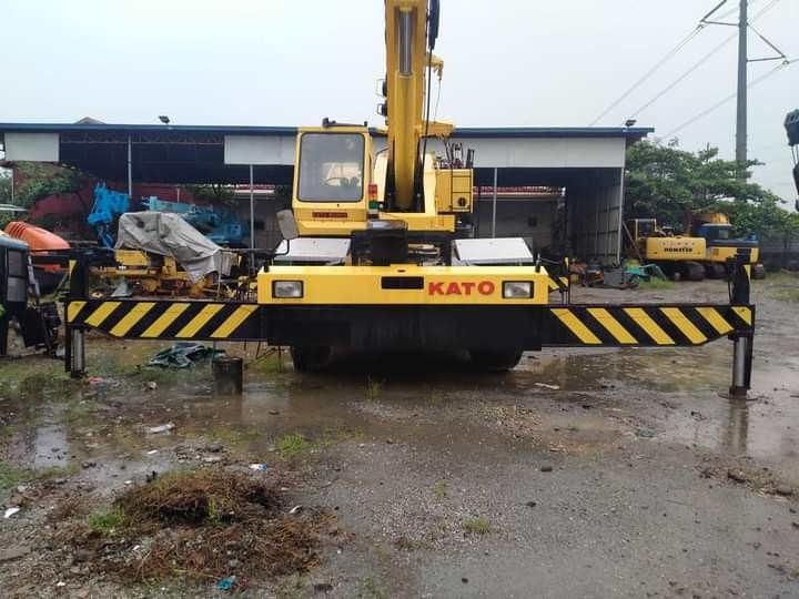 Kato 45tons rough terrain crane (Category: Construction Tools & Equipment) located in Makati City. Submitted by ztak13 (Listing ID 1335018786, Image 3). Description: kato 45tons rough terrain crane Japan Surplus Contact no. 09175699818.