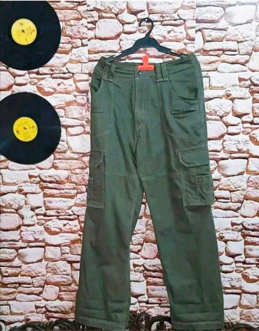 Levi's cargo pants (Category: Jeans) located in Baguio. Submitted by luxeloom099 (Listing ID 1334933232, Image 1). Description: Levi's cargo pants size 38 minimal signs of usage.