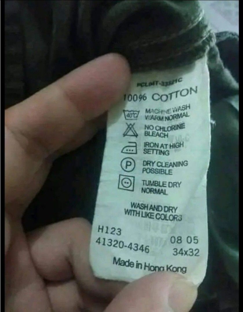 Levi's cargo pants (Category: Jeans) located in Baguio. Submitted by luxeloom099 (Listing ID 1334933232, Image 3). Description: Levi's cargo pants size 38 minimal signs of usage.