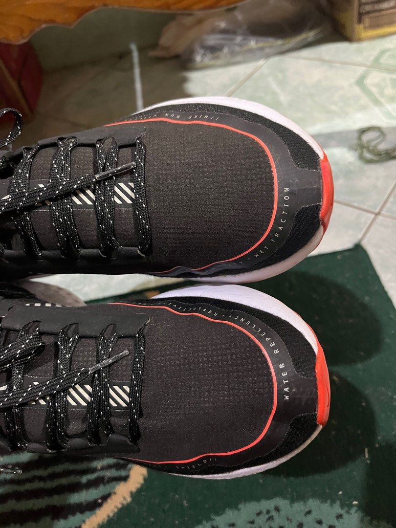 Nike Legend React 2 (Category: Sneakers) located in Bontoc. Submitted by madrigalge64108 (Listing ID 1334990176, Image 3). Description: unnoticeable min issue.