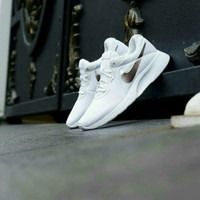 Nike Tanjun Trainer White Rose Gold BNWB MURAH Fesyen Pria Sepatu Lainnya di Carousell