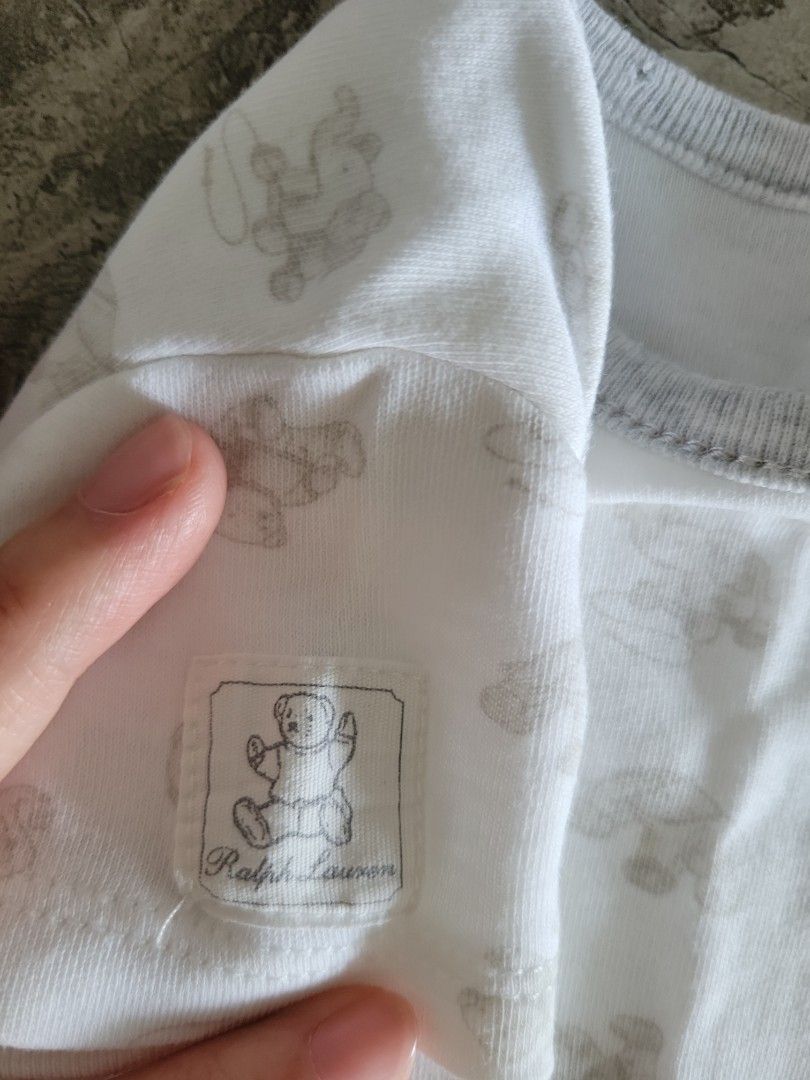 Polo Ralph Lauren bb衫 （分類：嬰兒及小童流行時尚）位於 Hong Kong。 由 waying1005 提交（商品編號 1334949277，圖片 3）。簡介： 好新，只有一小達淺黃積喺領口，近乎睇唔倒既色，請睇最後一張照片。