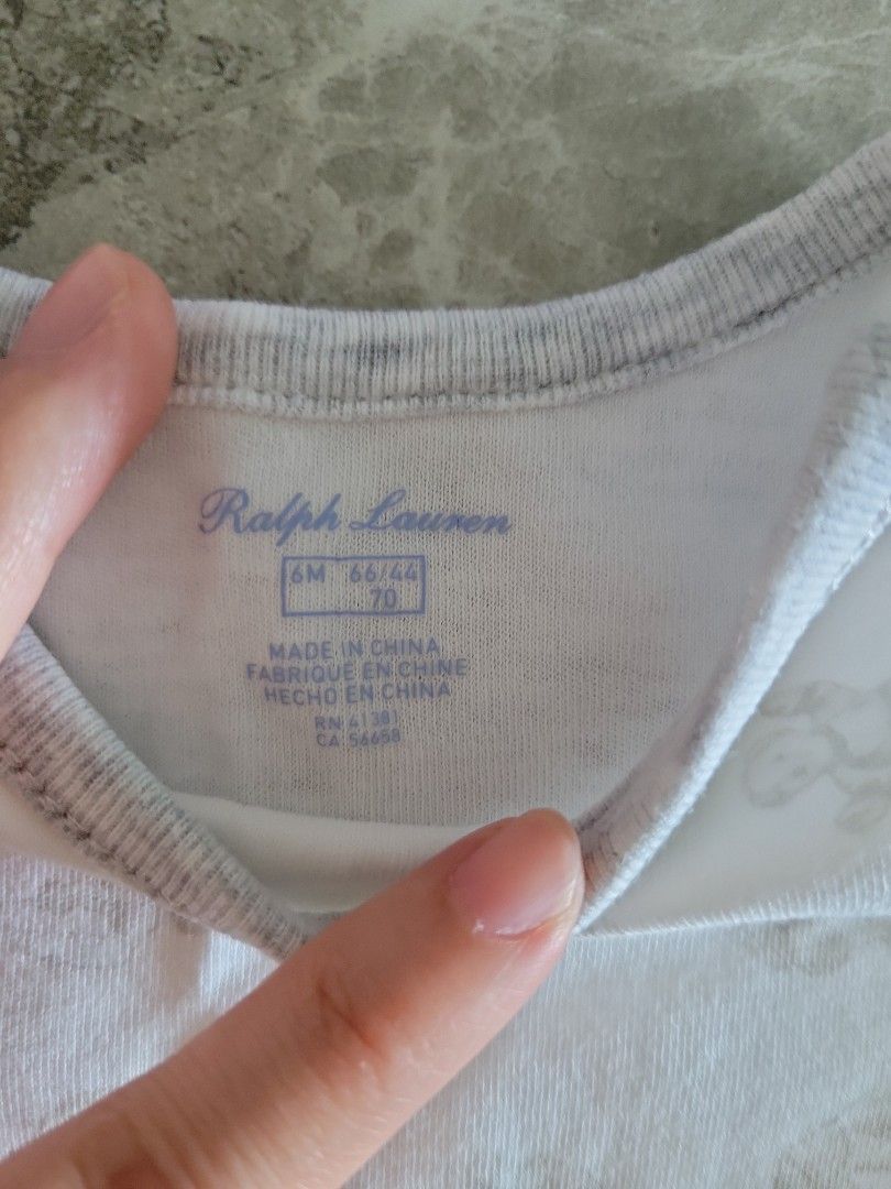 Polo Ralph Lauren bb衫 （分類：嬰兒及小童流行時尚）位於 Hong Kong。 由 waying1005 提交（商品編號 1334949277，圖片 2）。簡介： 好新，只有一小達淺黃積喺領口，近乎睇唔倒既色，請睇最後一張照片。