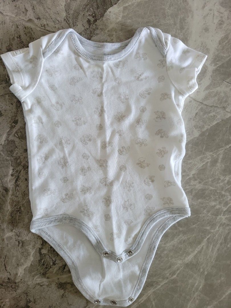 Polo Ralph Lauren bb衫 （分類：嬰兒及小童流行時尚）位於 Hong Kong。 由 waying1005 提交（商品編號 1334949277，圖片 1）。簡介： 好新，只有一小達淺黃積喺領口，近乎睇唔倒既色，請睇最後一張照片。