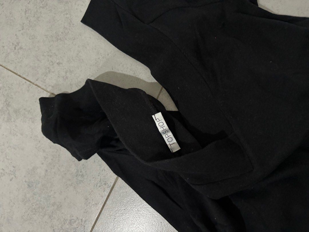 TOPSHOP (SMALL) PLUNGING TOP (Category: Others Tops) located in Antipolo. Submitted by mdmeanders (Listing ID 1335009126, Image 3). Description: ~ SHIPPING: Buyers are welcome to arrange their own courier for shipping. ~ PAYMENT: GCASH / BPI QR CODE ~ LOCATION PICK UP:📍ANTIPOLO OR MANDALUYONG.