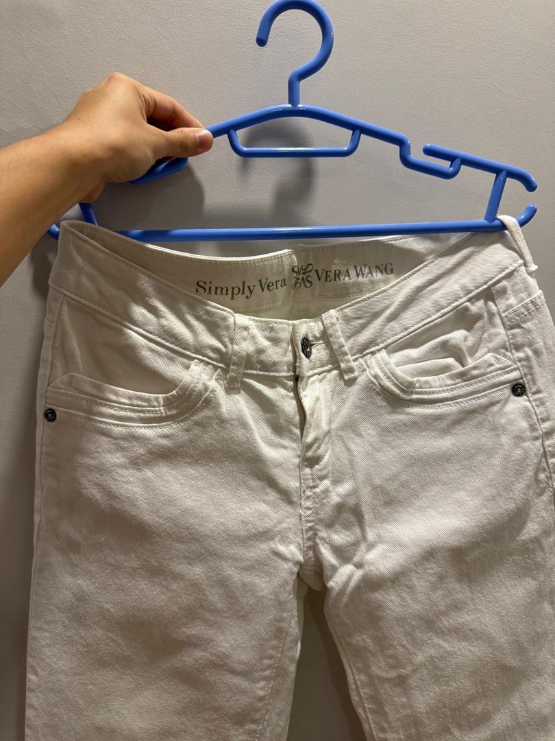 Vera Wang white cropped pants (Category: Jeans) located in Manila. Submitted by nikkimore (Listing ID 1334962274, Image 1). Description: Rfs: decluttering.