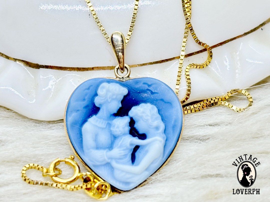 Vintage 14kt Yellow Gold Blue Agate and Onyx Family Heart Carved Cameo Necklace. 18