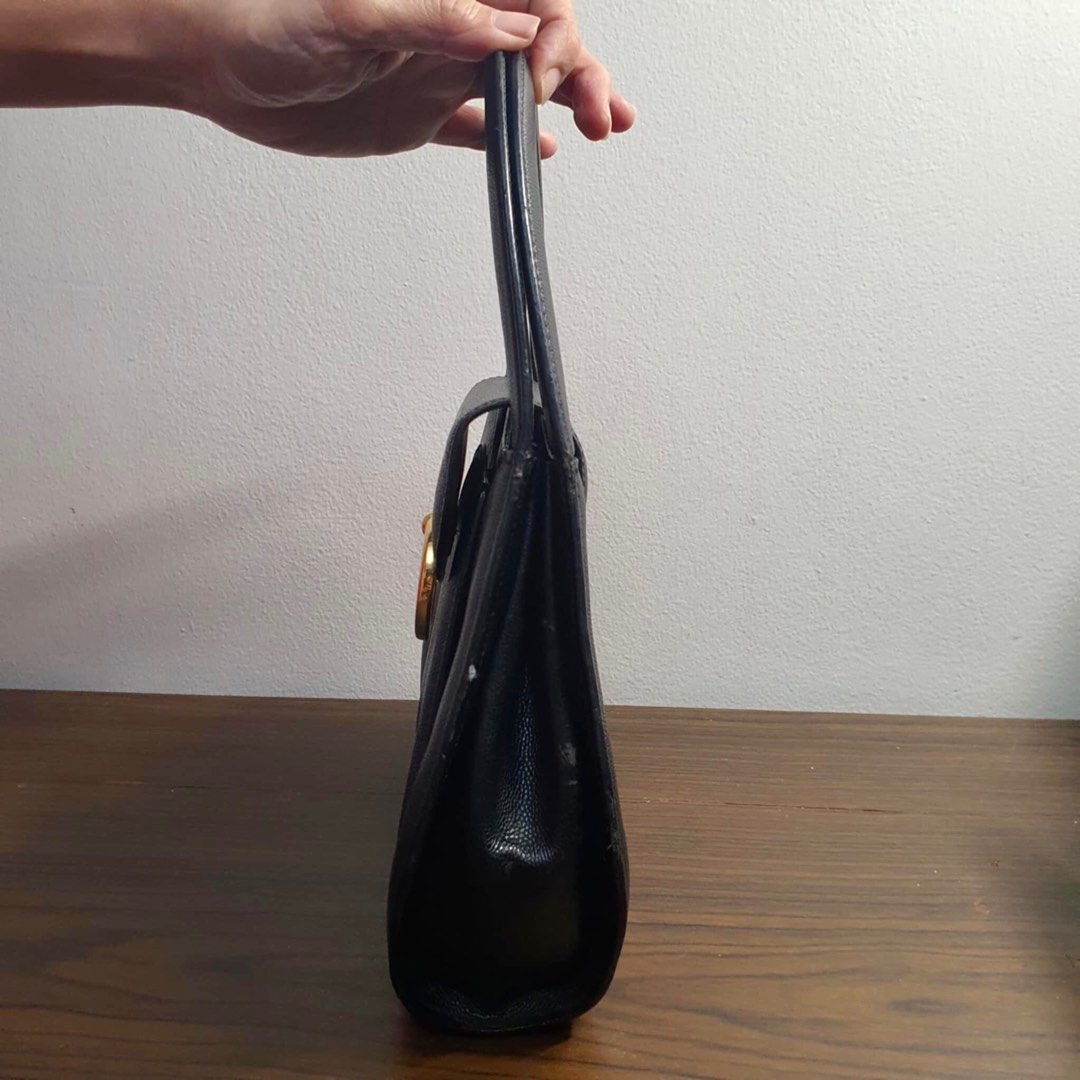 💯 Cartier Panthere bag (Category: Luxury Bags & Wallets) located in Las Pinas. Submitted by ydnam0815 (Listing ID 1335075580, Image 3). Description: 💯 Original Cartier Panthere bag Used but not abused Broken zipper pull With scuffing due to use and storage ( see pics) No dust bag Negotiable (pm me).