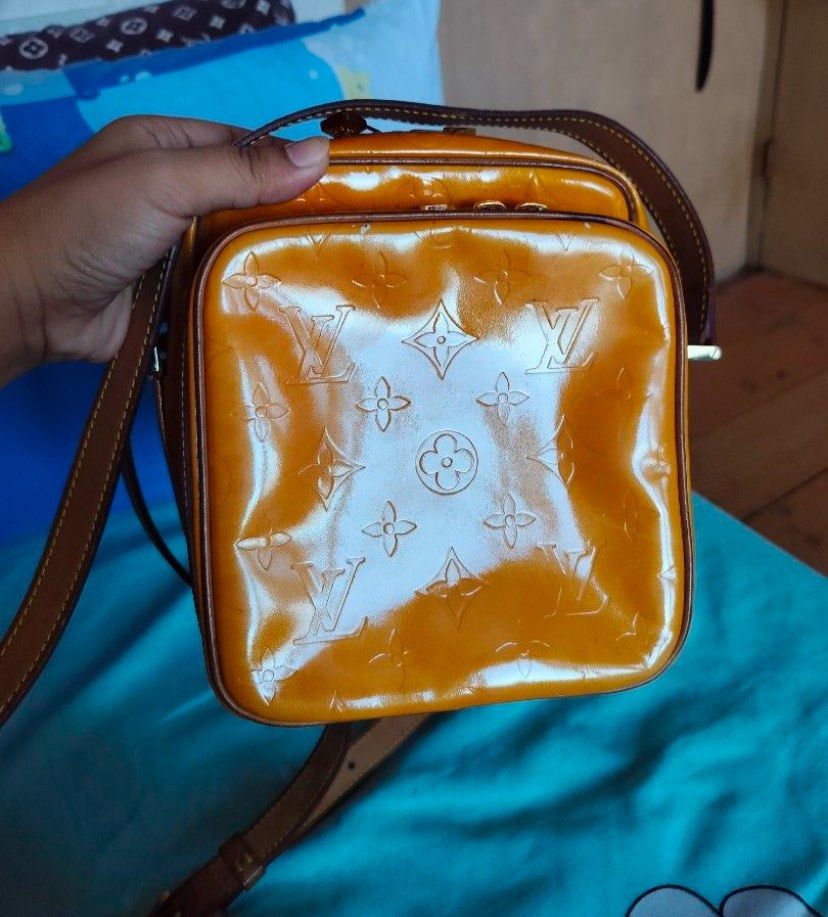 Lv crc vernis sling bag