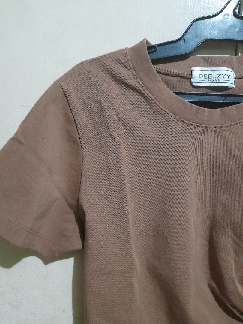 BKK Deezyy Ruched Top - Choco Brown (Category: Shirts) located in Manila. Submitted by declutterthingz30 (Listing ID 1335184936, Image 3). Description: deezyy ruched top namine from bkk •2 times lang nagamit •soft cotton fabric •up to small to large mop: gcash, cod.
