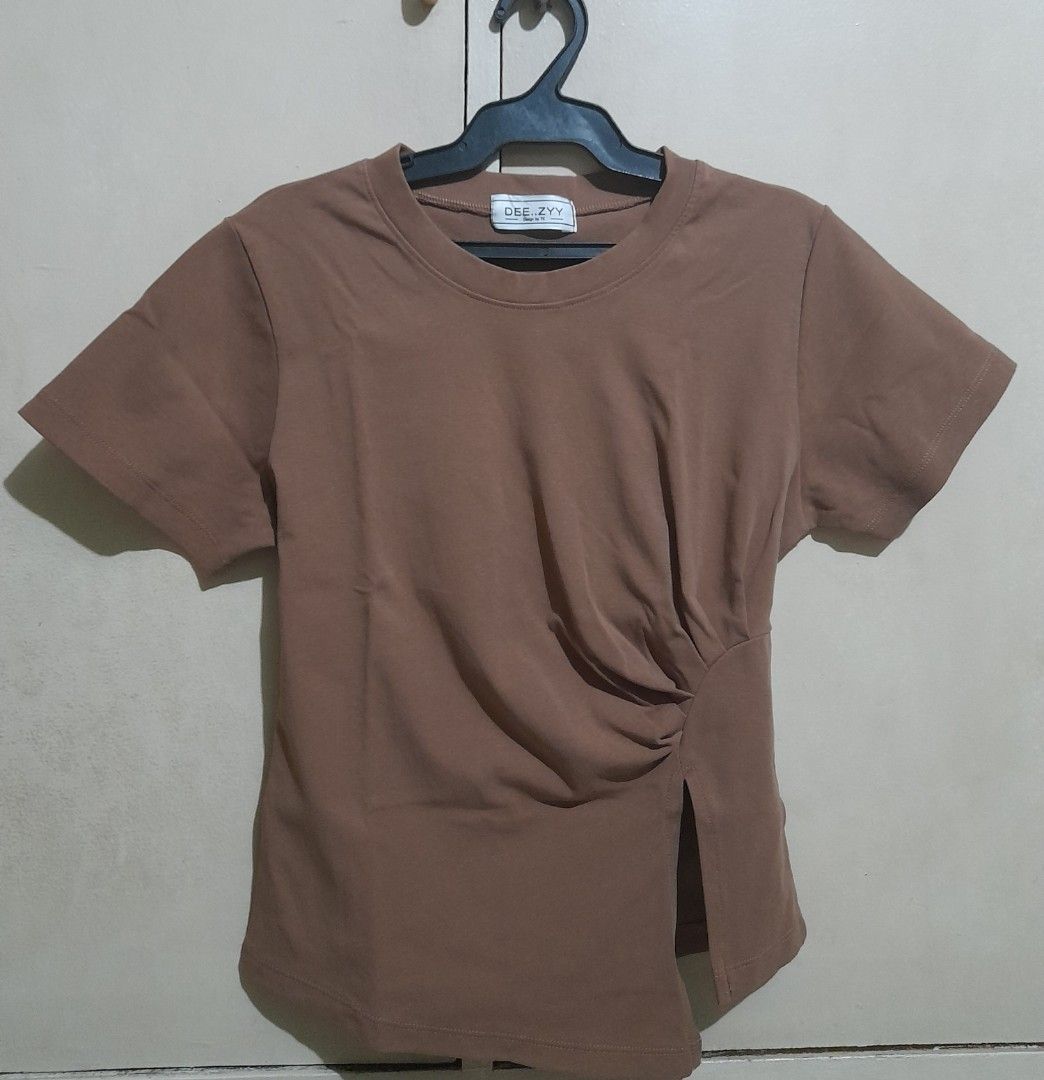 BKK Deezyy Ruched Top - Choco Brown (Category: Shirts) located in Manila. Submitted by declutterthingz30 (Listing ID 1335184936, Image 1). Description: deezyy ruched top namine from bkk •2 times lang nagamit •soft cotton fabric •up to small to large mop: gcash, cod.