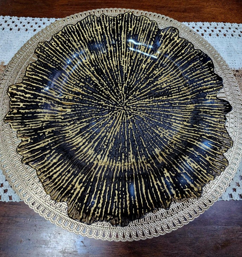 Black & Gold Charger Plates - per piece (Category: Dinnerware & Cutlery) located in Quezon City. Submitted by senyoramaria (Listing ID 1335157824, Image 1). Description: Charger Plate For your black & gold theme. Made of plastic polypropylene material 12-13 inches diameter.