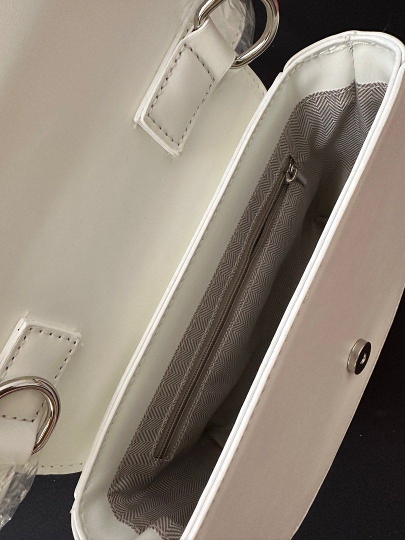 Diesel 1DR-Iconic shoulder bag (Category: Cross-body Bags) located in Cavite. Submitted by hoshi15 (Listing ID 1335078630, Image 2). Description: Bought this from Korea🤍 this bag is really nice in person no return, exchange policy..