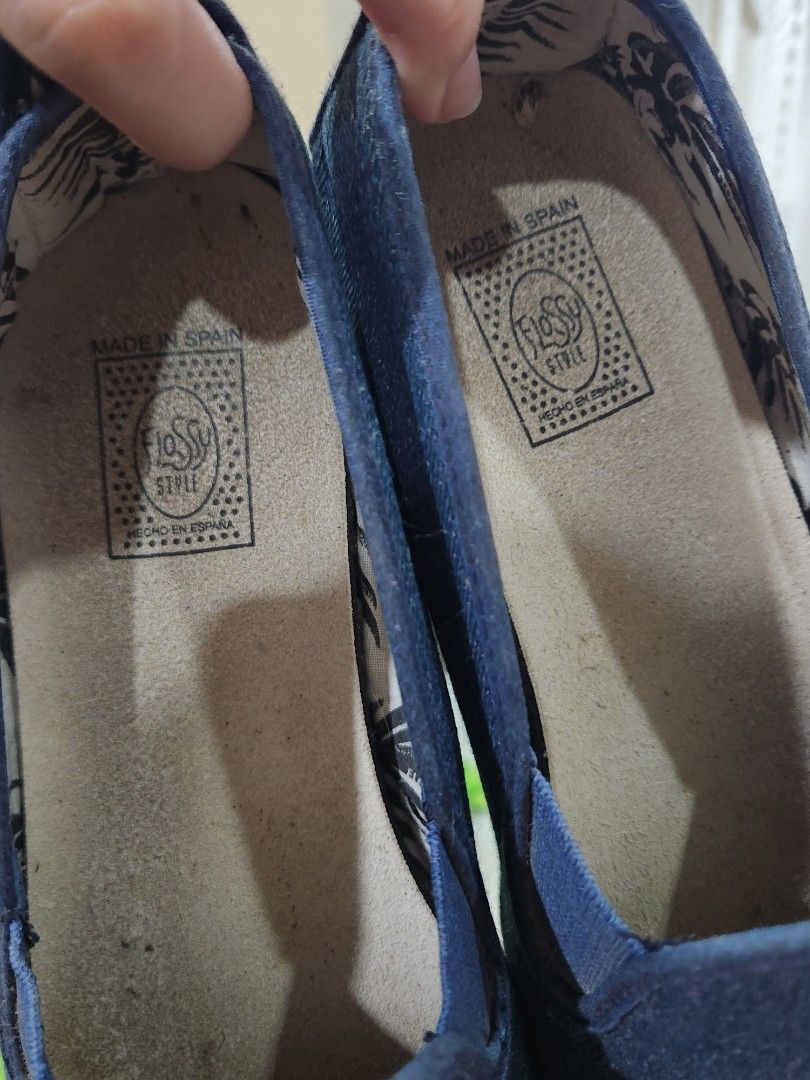 Flossy Slip On Unisex (Category: Loafers) located in Lingayen. Submitted by brulee21 (Listing ID 1335112083, Image 3). Description: Flossy slip on size 9 Wmns needs wash well used price negotiable rfs: decluttering.