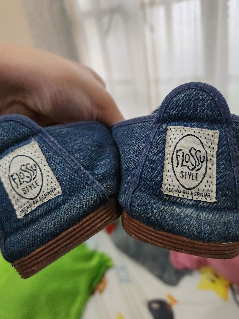 Flossy Slip On Unisex (Category: Loafers) located in Lingayen. Submitted by brulee21 (Listing ID 1335112083, Image 2). Description: Flossy slip on size 9 Wmns needs wash well used price negotiable rfs: decluttering.