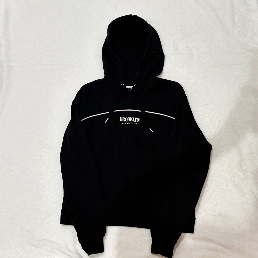H&M Brooklyn Black Hoodie (Category: Longsleeves) located in San Juan City. Submitted by feefsells (Listing ID 1335222968, Image 2). Description: — CONDITION: Lightly Used — COLOR: Black — SIZE: Medium (Eur / UK) — DESIGN: Printed Front — SHIPPING: c/o buyer ₱550.