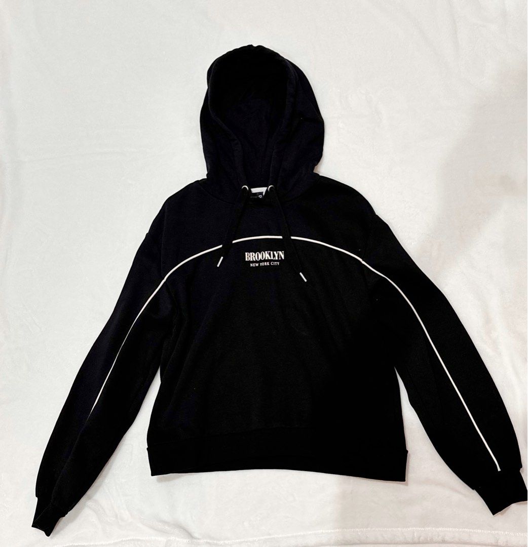 H&M Brooklyn Black Hoodie (Category: Longsleeves) located in San Juan City. Submitted by feefsells (Listing ID 1335222968, Image 1). Description: — CONDITION: Lightly Used — COLOR: Black — SIZE: Medium (Eur / UK) — DESIGN: Printed Front — SHIPPING: c/o buyer ₱550.